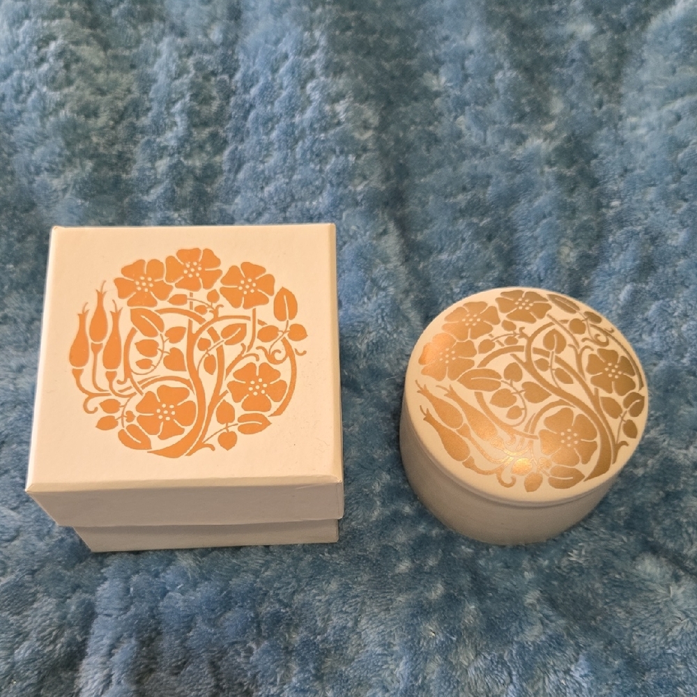 Elegant Gold Floral Box Set
